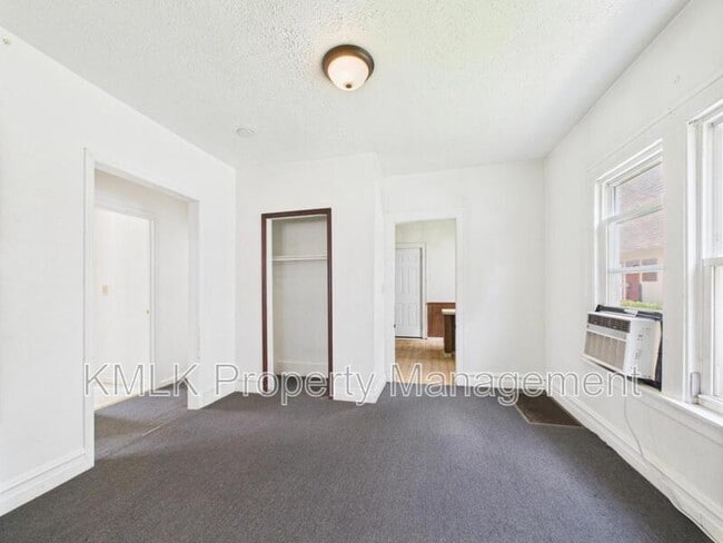 Building Photo - 533 Gage St