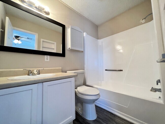 Building Photo - 2 Bedroom 2 Bath Apartment w/ Washer and Dryer Connections