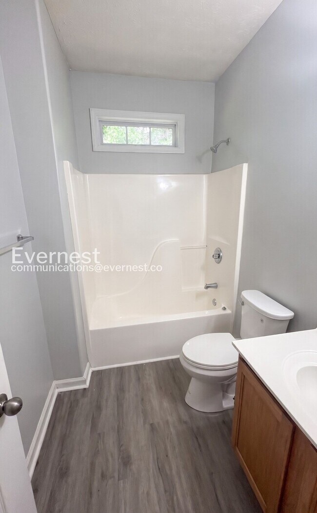 Building Photo - Limited Time Special Offer / 4 Bed, 2 Bath Home with Garage / Pet-Friendly / Available Now!