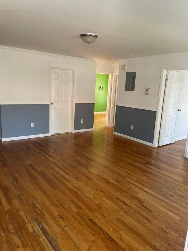 Building Photo - 800 S Oak Dr