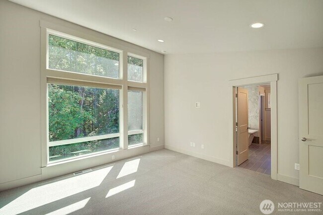 Building Photo - 4Bd/3.25Ba Issaquah House