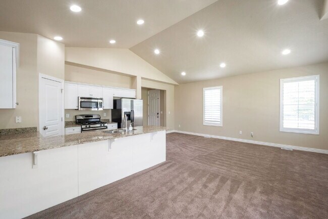 Building Photo - Resort-Style Living near Traverse Mountain 1-2 year lease avail