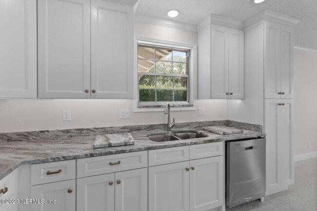 Building Photo - 221 Pablo Rd