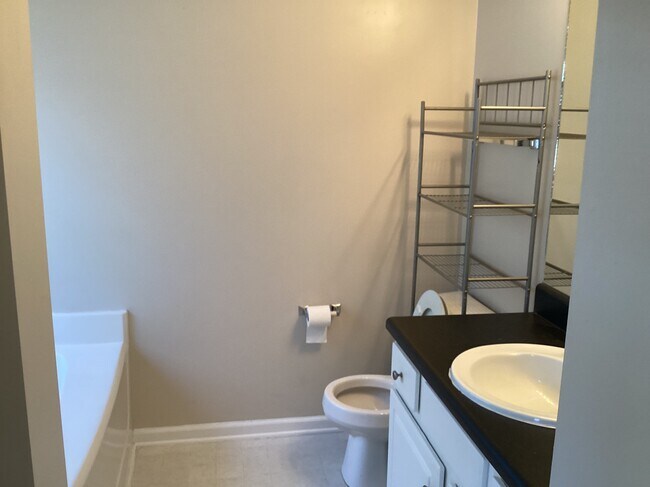Building Photo - 127 Swanee Ln