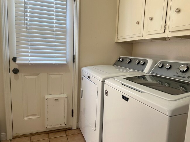 Building Photo - READY NOW! 3+1.5 City of Tehachapi - **SOL...