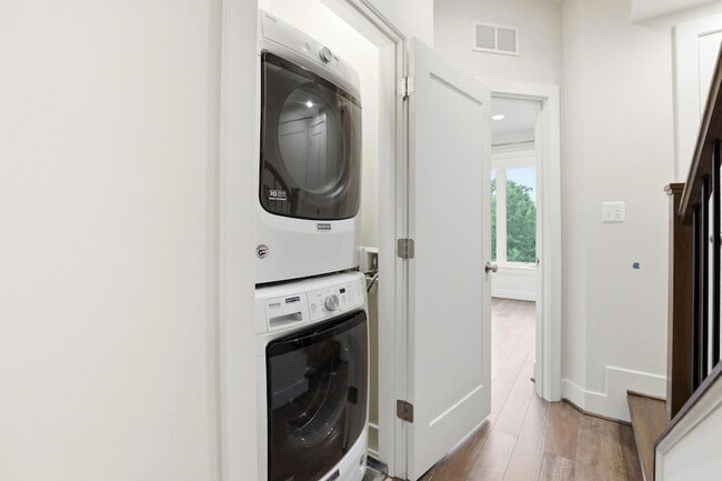 Building Photo - 6924 Rockledge Dr