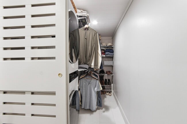 Building Photo - 215 Live Oak Ave E