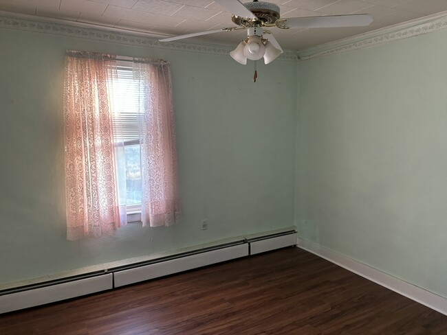 Bedroom 4 with closet - 1059 Butlers Park Rd