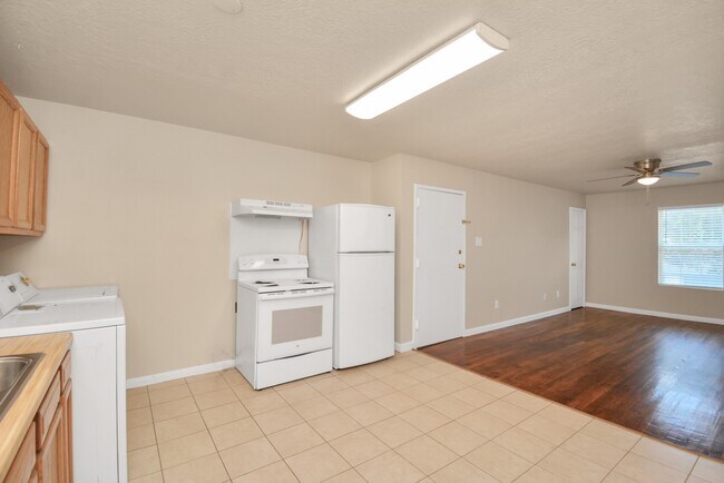 Building Photo - 500 W Pitts Ave