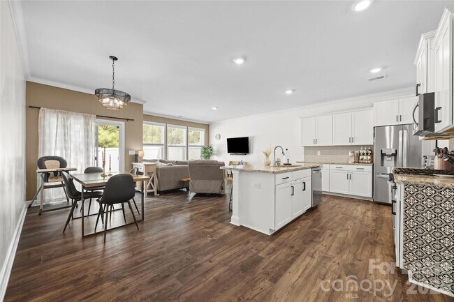 Building Photo - 616 Altamonte Dr