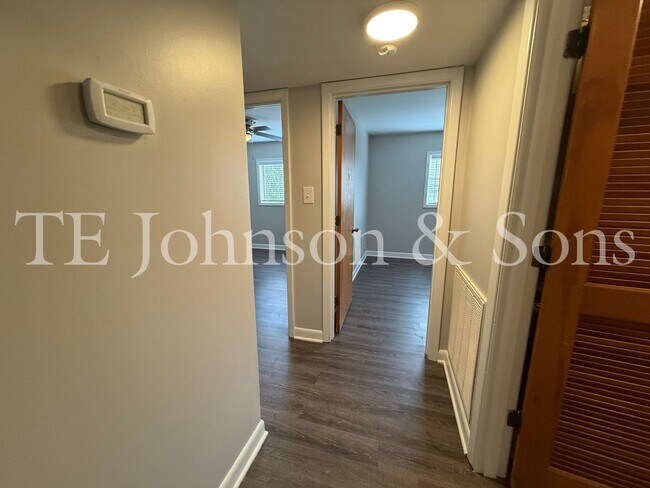 Building Photo - 2 Bedroom Salem View Apartment!