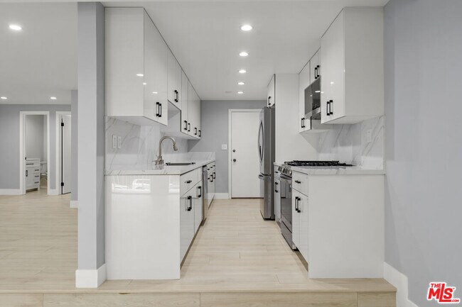 Building Photo - 441 N Oakhurst Dr