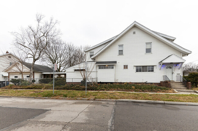 Building Photo - 4301 Douglas Rd