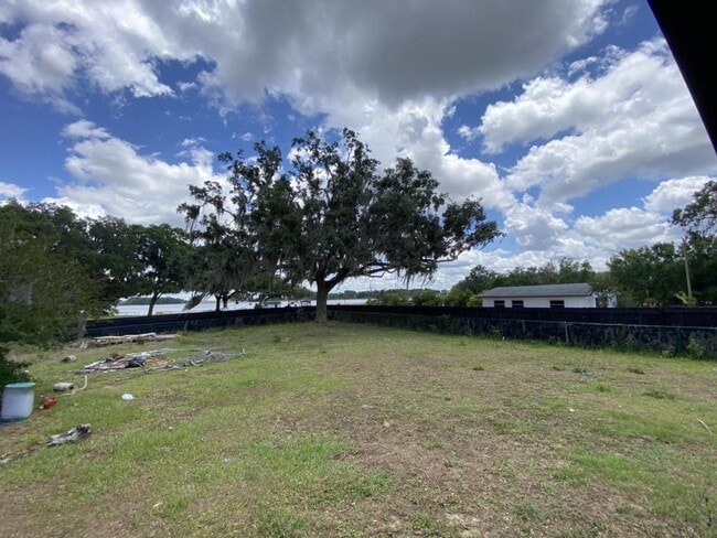 Building Photo - 1999 N Cloverdale Terrace