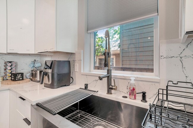 Building Photo - Fully Furnished 3BD/2BA Home with Solar – ...