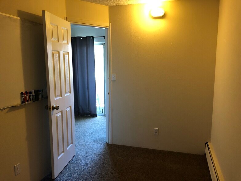 Building Photo - 1250 Golden Cir