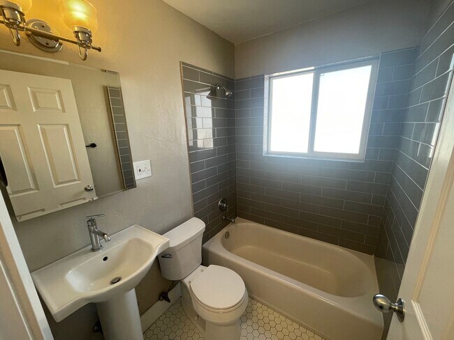 Building Photo - Claybourne Duplex