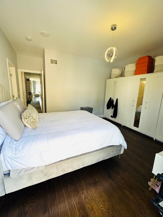 Building Photo - 114 Bleecker St