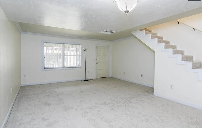 Building Photo - Centrally Located 3 bedroom 2.5 bath Townhome.