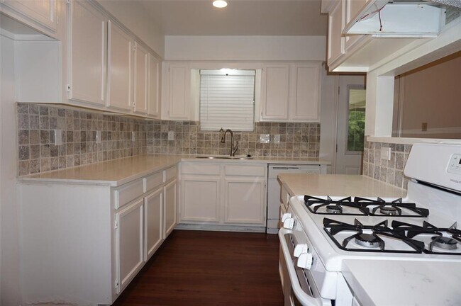 Building Photo - 3306 Dixie Farm Rd