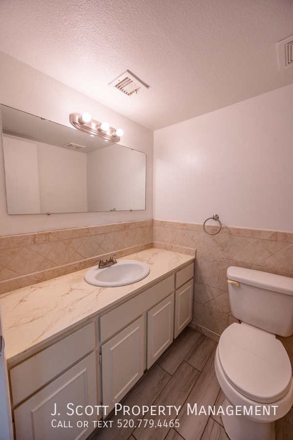 Building Photo - 1618 E Dunbar Dr