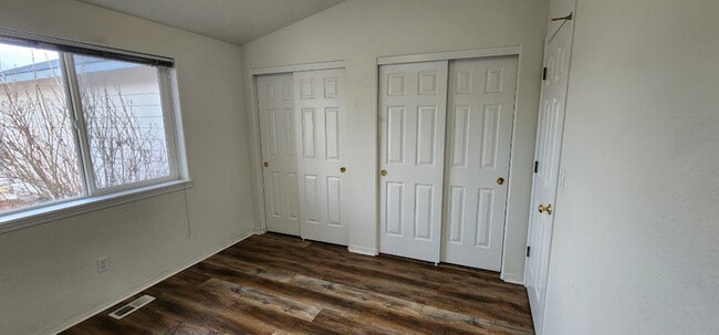 Building Photo - 735 NE Negus Pl