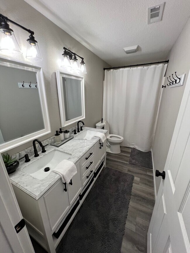 Building Photo - beautiful updated large home