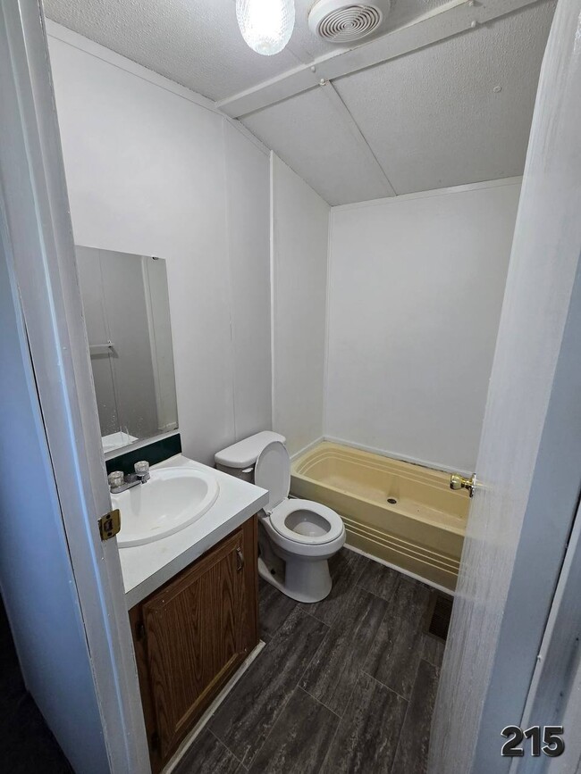 Building Photo - 215 Julia St