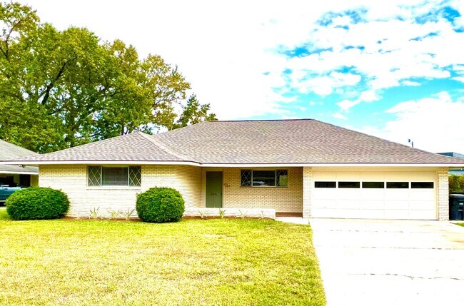 Building Photo - Updated 3 Bedroom Home with All Appliances & Double Garage