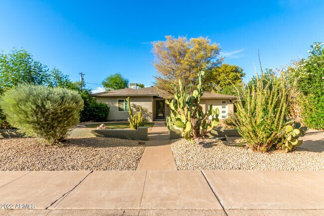 Primary Photo - 1106 W Glenrosa Ave
