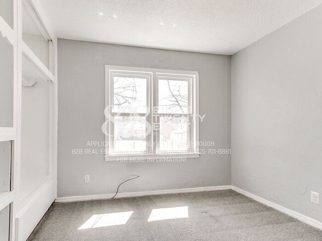 Building Photo - 3 Bed/1 Bath Single Family Home Available Now! Within 5 miles of TAFB!
