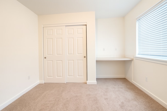 Building Photo - Gorgeous 3x2.5 duplex unit with a fenced b...