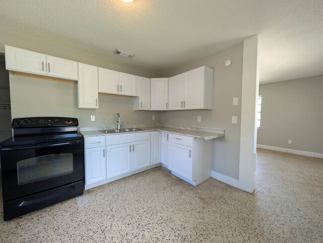 Building Photo - Well maintained 2 bedroom 1 bath rental available in Pine Castle!!