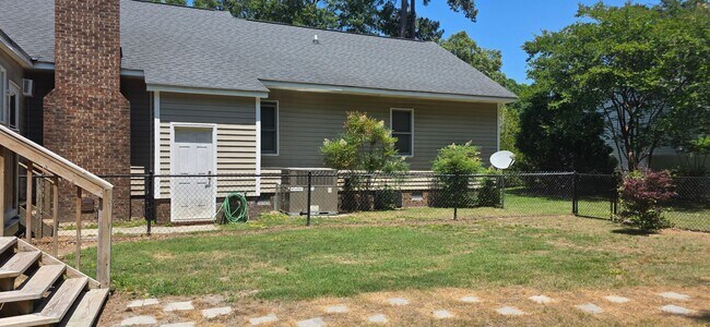 Building Photo - Nice Home with Many Amenities