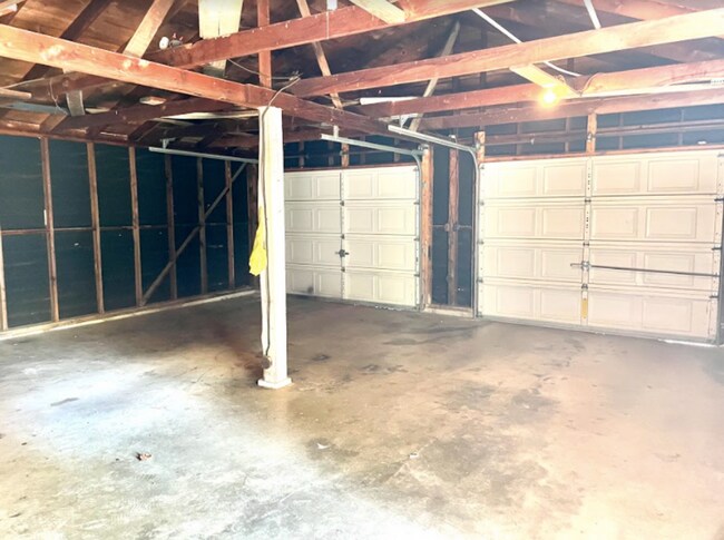 Building Photo - AVAILABLE NOW. 2 bed/1 bath SINGLE FAMILY HOME with fenced yard!
