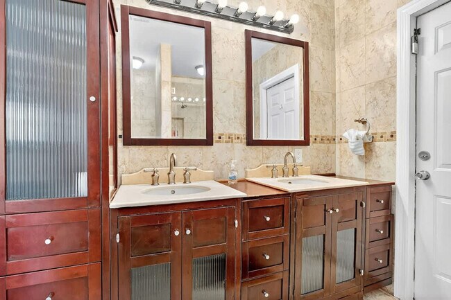 Building Photo - 2365 NE 195th St