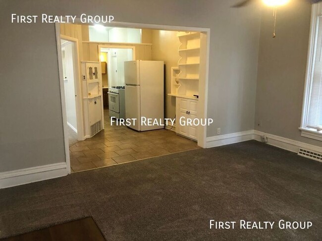 Building Photo - 1 Bedroom Downstairs Apartment for Rent in...