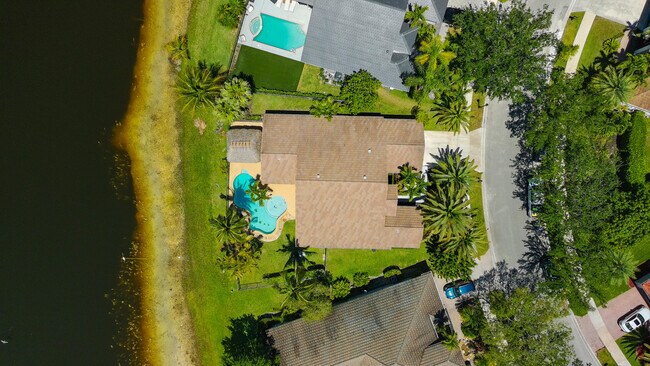 Building Photo - 3043 Lakewood Dr