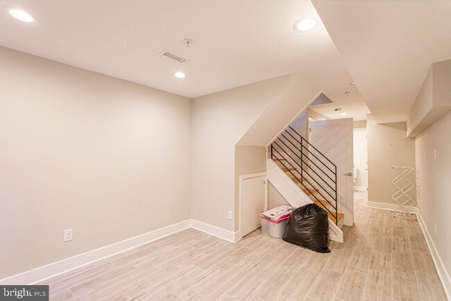 Building Photo - 603 Emily St