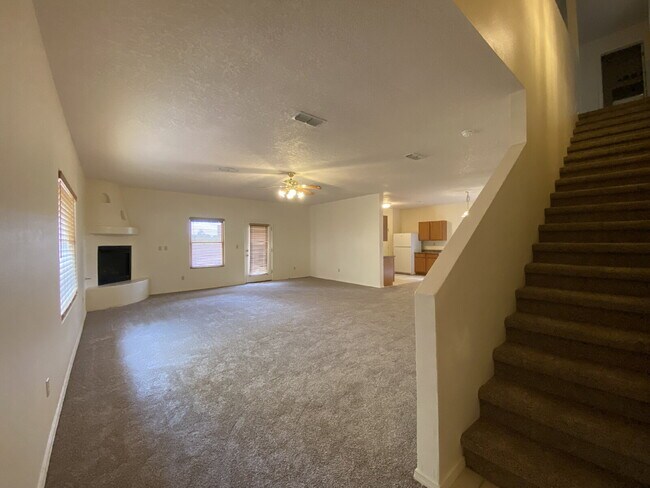 Building Photo - 4BR - PLUS LOFT and 3 CAR GARAGE