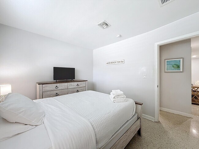 Building Photo - 2840 NE 16th Ct