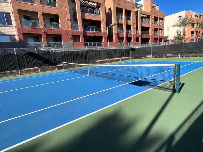 Building Photo - 1 bed, 1 bath condo in guard gated community!