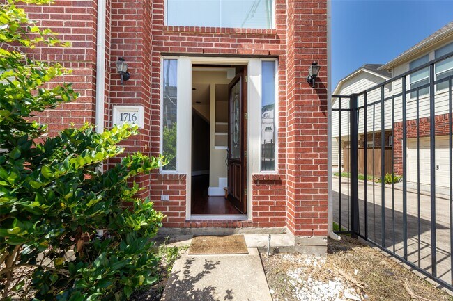 Building Photo - 1716 Aden Dr