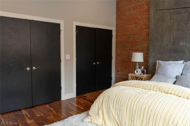 Building Photo - 1260 W 4th St