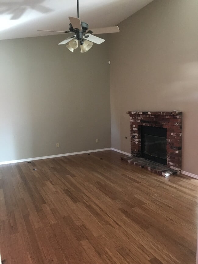 Building Photo - Beautiful 4 bedroom custom