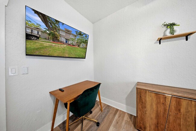 Building Photo - 1007 E Comanche Ave