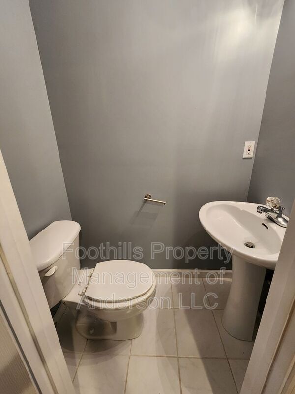 Building Photo - 102 Circle Dr