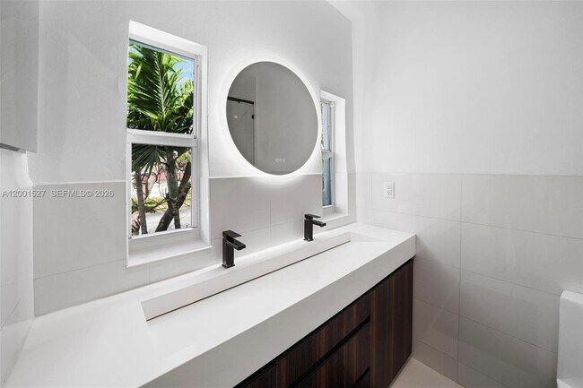 Building Photo - 5237 La Gorce Dr