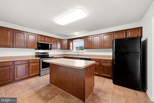 Building Photo - 2068 Stoneleigh Dr