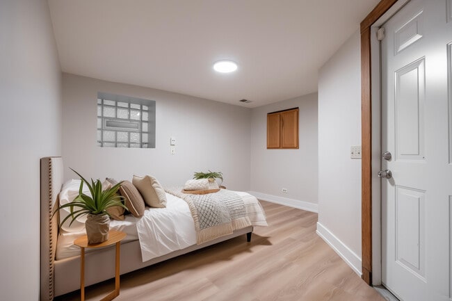 Building Photo - 1010 N Kedzie Ave